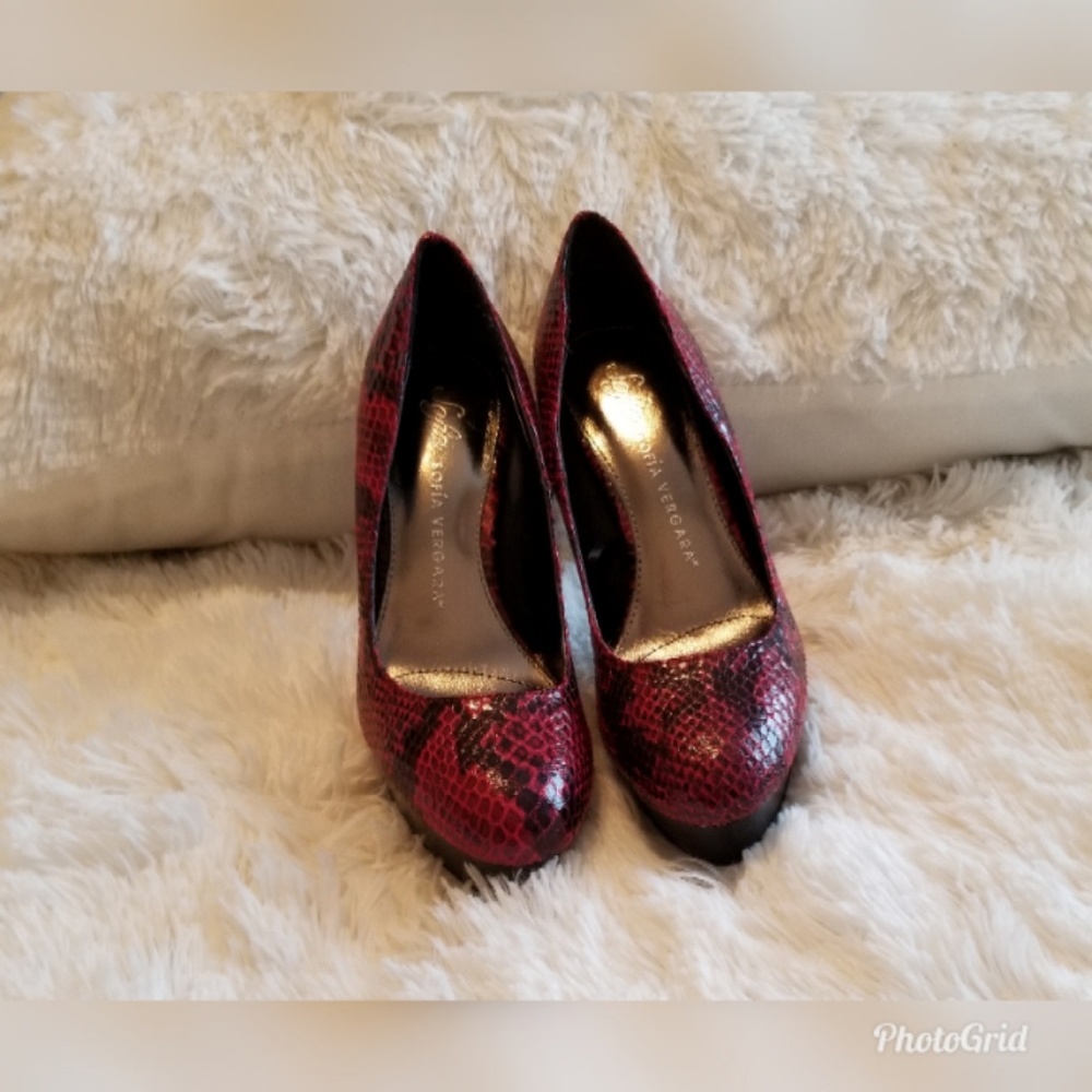 Sofia by Sofia Vergara Women's Isabel Pump - Red